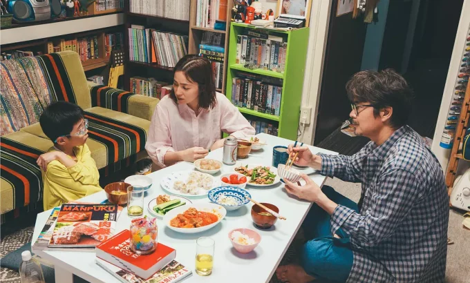 晚上好，我们是朝山家。 こんばんは、朝山家です