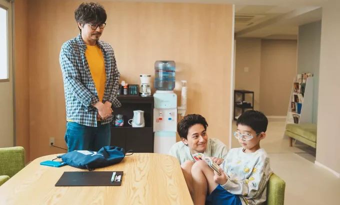 晚上好，我们是朝山家。 こんばんは、朝山家です